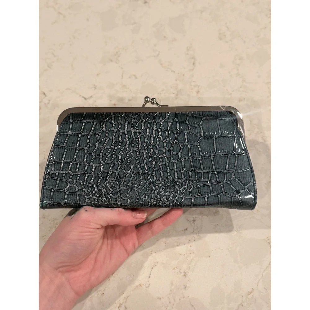 Gray Faux Crocodile Embossed Vegan Leather Clutch With Kiss Lock preppy Formal‎